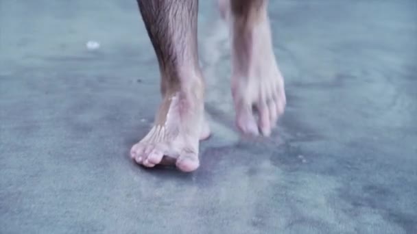 Mans Bose Feet Walking Sand Cacathedral Cove Beach Nowa Zelandia — Wideo stockowe