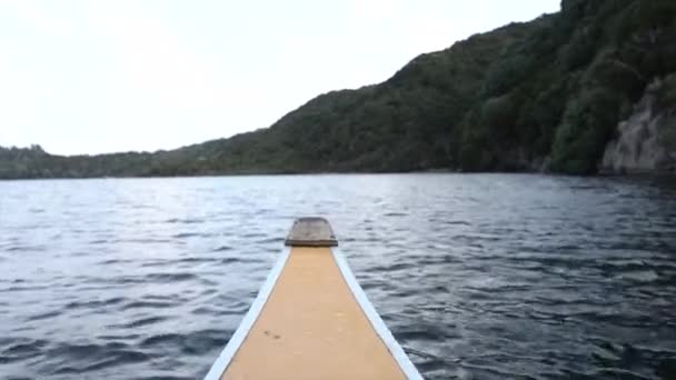 タラウェラ湖のカヌーのフロント部分の終わり ニュージーランド 旅行コンセプト — ストック動画