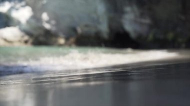 Yeni ahbaplar plajında dalgaların dalgalanması, Yeni Zelanda - yatay video