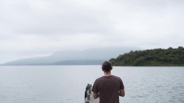 Mann Steuert Eine Drohne Von Einer Holzbrücke Meer Neuen Kumpels — Stockvideo