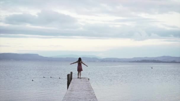 Kvinde Med Armene Oppe Luften Bro Ved Havet Tarawera Glampling – Stock-video