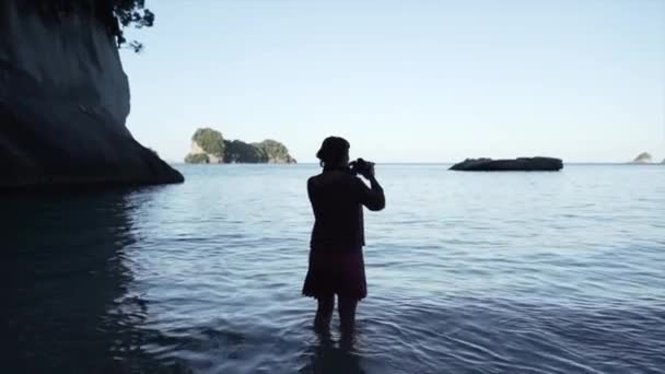Kobieta Aparatem Robienie Zdjęć Brzegu Plaży Nowych Kolegów Plaży Nowa — Wideo stockowe