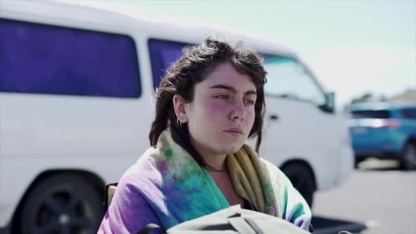 Kaukasische Frau Nachdenklich Neben Ihrem Weißen Wohnwagen Sitzend Neuseeland Horizontales — Stockvideo