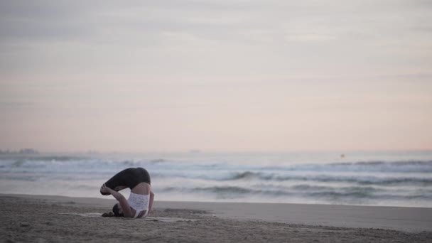 Caucasian Girl Practicing Yoga Balancing Her Back Valencia Spiritual Teacher — Stock Video