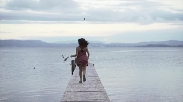 Mujer Corriendo Por Puente Junto Mar Tarawera Glampling Nueva Zelanda — Vídeos de Stock