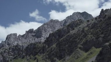 Asturias İspanya 'daki yeşil dağlara ve güneşli günlere bir göz atın - seyahat kavramı