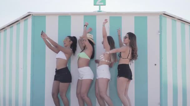 Gang Młodych Hiszpańskich Dziewcząt Kręcących Film Podczas Tańca Walencji Koncepcja — Wideo stockowe