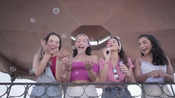 Diversi Studenti Divertono Con Bolle Sapone Sotto Tetto Spagna Concetto — Video Stock