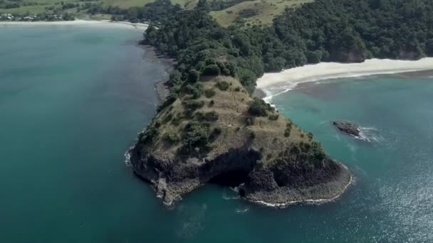 Vista Aérea Rocha Cima Praia Novos Amigos Praia Nova Zelândia — Vídeo de Stock