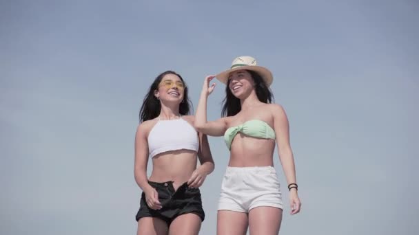 Dwie Dziewczyny Tańczące Śmiejące Się Pod Błękitnym Niebem Walencji Koncepcja — Wideo stockowe