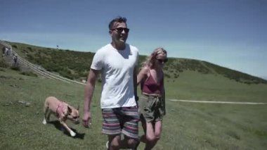 İspanyol çift İspanya 'daki göle doğru koşuyor. 4K Yatay Seyahat videosu.