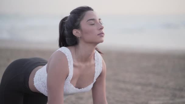 Chica Morena Con Los Ojos Cerrados Realizando Una Postura Yoga — Vídeo de stock