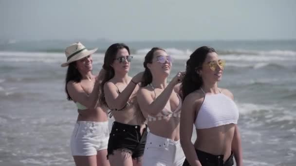 Grupa Młodych Dziewcząt Bawiących Się Swoimi Włosami Walencji Koncepcja Stylu — Wideo stockowe