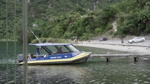 Twee Mannen Boot Aankomen Haven Met Kalme Zee Nieuw Zeeland — Stockvideo