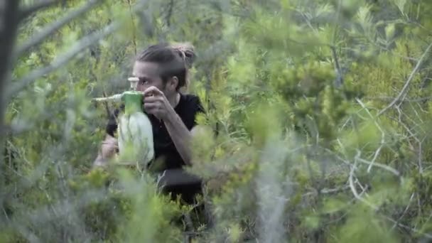 Dorosły Mężczyzna Rasy Kaukaskiej Otoczony Roślinami Rozpylającymi Chemikalia Rośliny Koncepcja — Wideo stockowe
