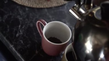 Bir fincan sıcak suyu hazır kahveyle dolduran metal çaydanlık, Yeni Zelanda - seyahat kavramı