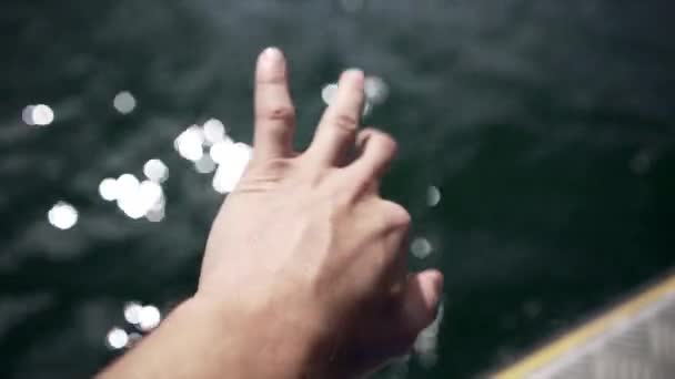 ニュージーランドのボートに乗っている間に空気と海を感じる男の手 旅行コンセプト — ストック動画