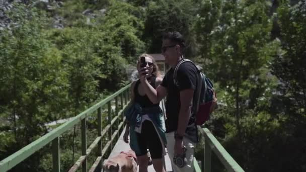 Couple Caucasien Souriant Pendant Ils Prennent Une Photo Sur Pont — Video