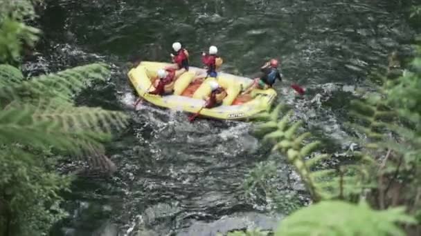 ボートで川を下る人々のグループの閉鎖 ニュージーランド 旅行コンセプト — ストック動画