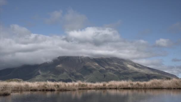 Berg Taranaki Mit Wolken Drumherum Mit Vegetation Und Meer Neuseeland — Stockvideo