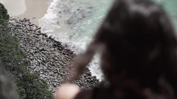 ガゼボでの認識できない女性 新しいチュムビーチを見下ろす ニュージーランド 水平ビデオ — ストック動画