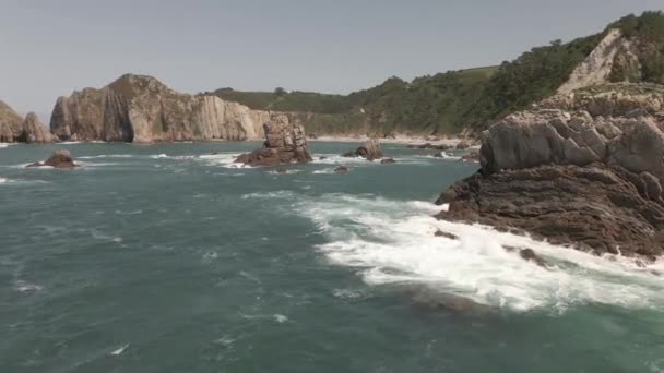 Vista Distanza Una Spiaggia Tra Montagne Verdi Con Rocce Acqua — Video Stock