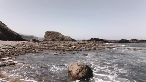 Pemandangan Yang Meningkat Dari Sebuah Pantai Kerikil Yang Menonjol Laut — Stok Video