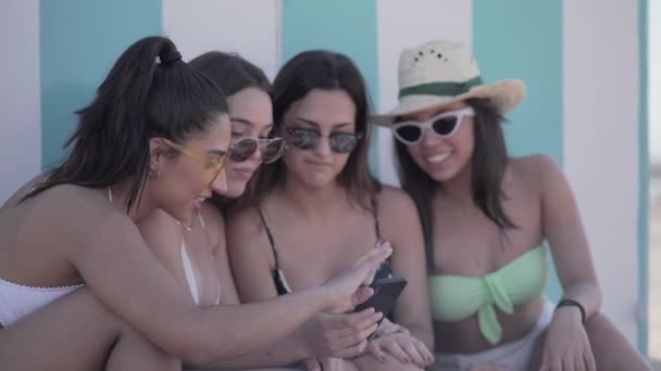 Czterech Nastolatków Oglądających Coś Zabawnego Przez Telefon Jednego Nich Koncepcja — Wideo stockowe