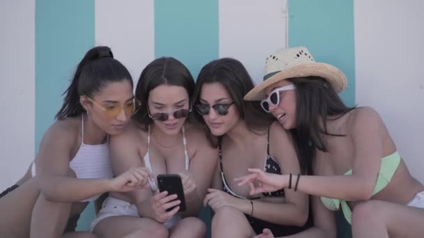 Grupo Adolescentes Viendo Algo Divertido Teléfono Valencia Concepto Estilo Vida — Vídeo de stock