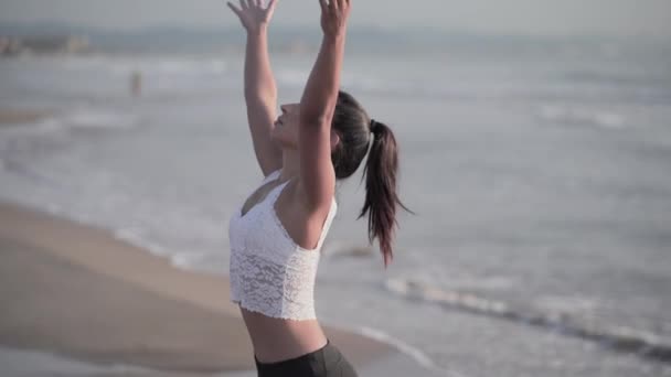 Дівчина Робить Йога Пози Руками Закріпленими Разом Пляжі Духовний Вчитель — стокове відео