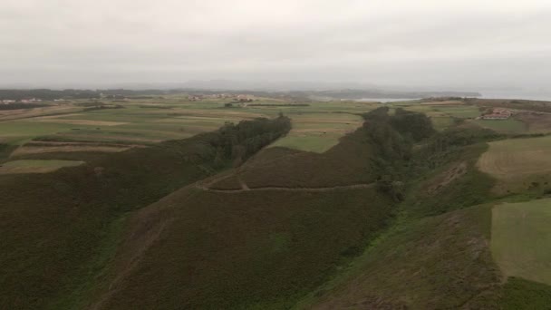 Vista Desde Parte Superior Los Prados Verdes Con Pequeño Pueblo — Vídeo de stock