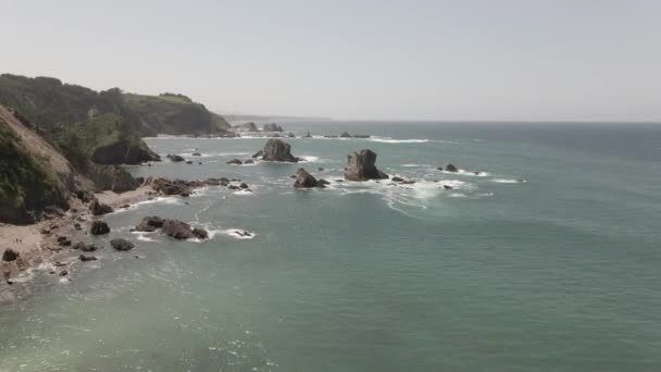 Vista Aérea Una Playa Con Rocas Fuertes Olas Asturias Vídeo — Vídeos de Stock