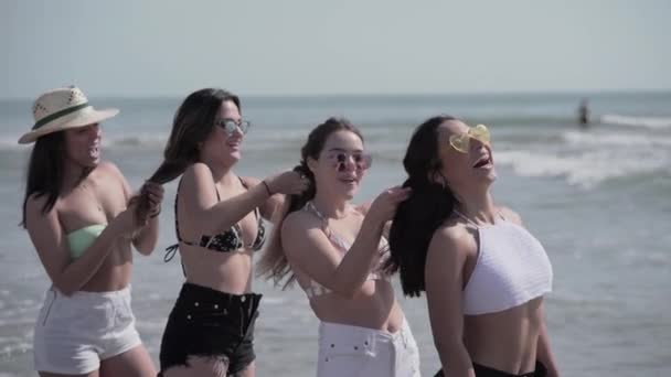 Cztery Dziewczyny Bawiące Się Włosami Hiszpańskiej Plaży Koncepcja Stylu Życia — Wideo stockowe