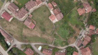 Bulutların arasından görünen yeşil çayırlar arasındaki yol sisli havada seyahat konsepti