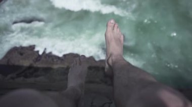 Tepede hareket eden beyaz ayaklar, altta deniz dalgaları, doğa videoları.