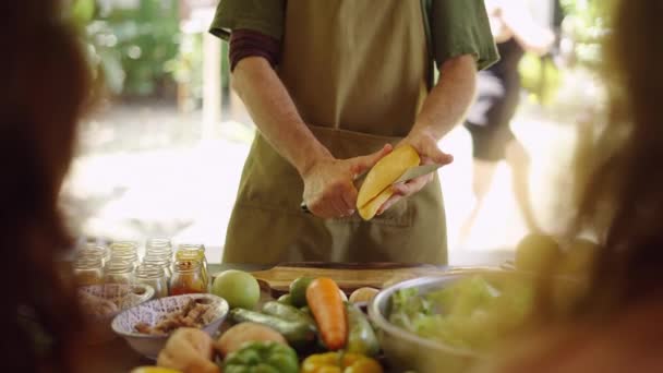 Chef Irriconoscibile Costolette Grembiule Mango Metà Classe Cucina All Aperto — Video Stock