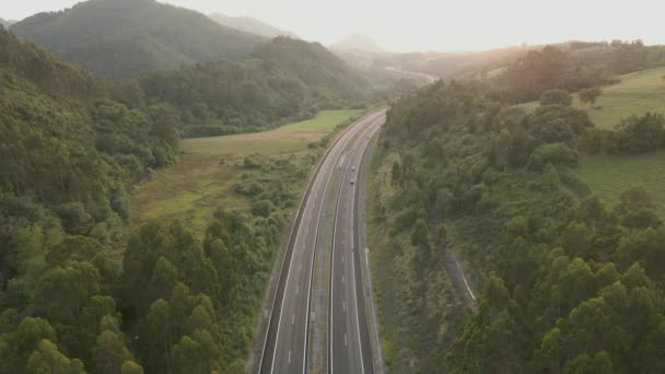 Autostrada Vista Dal Cielo Tra Alberi Verdi Montagne Spagna Video — Video Stock
