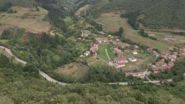 Asturias 'taki bir İspanyol köyü ve yeşil çayırlarının havadan görünüşü - seyahat kavramı