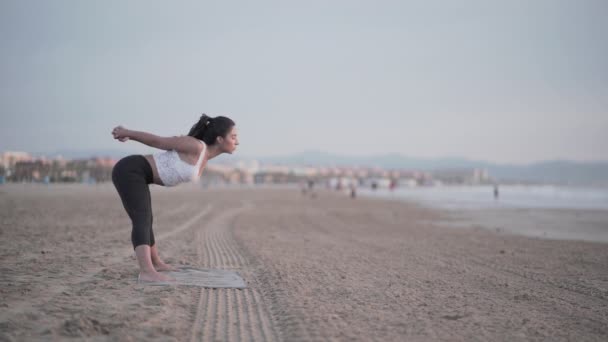 Flicka Sträcker Sig Tillbaka Stranden Gör Yoga Valencia Andlig Lärare — Stockvideo