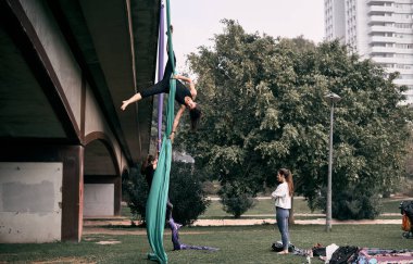 Kafkasyalı genç bir kadın arkadaşlarına hava ipeği egzersizleri ve inanılmaz pozisyonlar öğretiyor..
