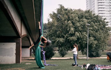 Kafkasyalı genç bir kadın arkadaşlarına hava ipeği egzersizleri ve inanılmaz pozisyonlar öğretiyor..