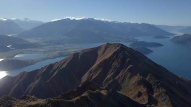 Mavi deniz kıyısındaki dağların inanılmaz manzarasının havadan görünüşü, Yeni Zelanda - doğa yolculuğu