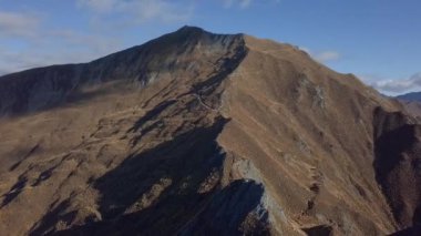 Dağların üzerinden hava manzarası ve günbatımında tepeler, Yeni Zelanda - Doğa Yolculuğu