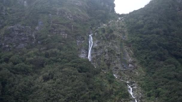Який Звук Природний Водоспад Обгортається Скелястою Горою Нова Зеландія Концепція — стокове відео