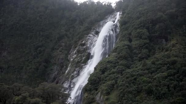 Milford Brzmi Jak Naturalny Wodospad Kaskadowy Nad Skałami Górskimi Nowa — Wideo stockowe