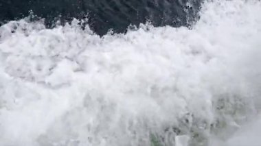 Gemi tarafından yaratılan deniz köpüğü Milford Sound Dağı, Yeni Zelanda - Doğa Konsepti
