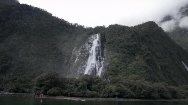 Milford Som Cachoeira Natural Queda Montanha Rochosa Nova Zelândia Conceito — Vídeo de Stock