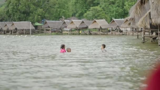 Tři Asijské Děti Koupající Jezeře Obklopeném Chatrčemi Thajsku Alternativní Turistika — Stock video