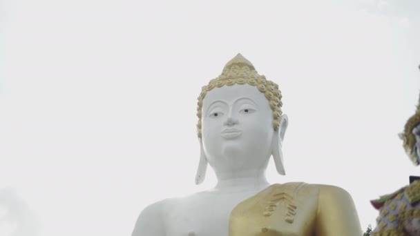 Δύο Χρυσά Βουδιστικά Μνημεία Ένα Ναό Στη Βόρεια Ταϊλάνδη Θρησκευτική — Αρχείο Βίντεο