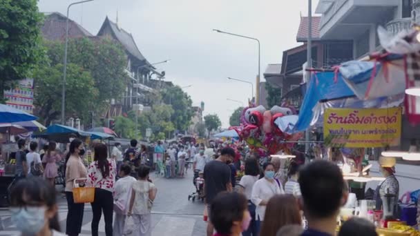 Άνθρωποι Στέκονται Ακούγοντας Τον Εθνικό Ύμνο Της Ταϊλάνδης Μια Αγορά — Αρχείο Βίντεο